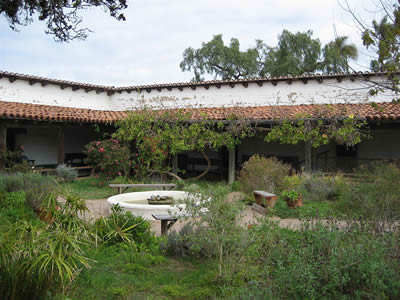 Casa_de_Estudillo_-_inner_courtyard